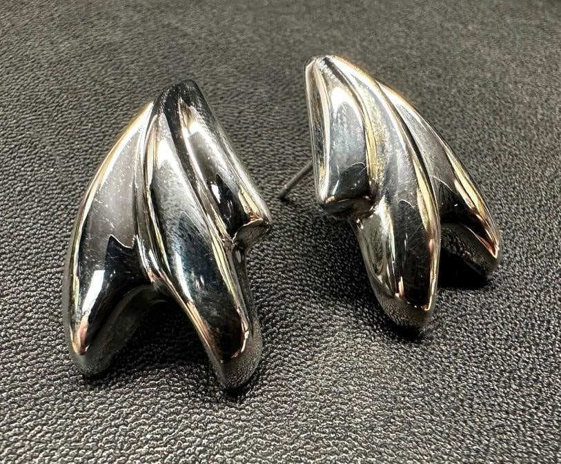Sterling Silver Swoosh Shape Earrings: This piece of jewelry has been tested and researched prior to listing. Please view all our pictures they are part of our description. DETAILS: Metal - Sterling Silver Color - Silver Stones - none Hal