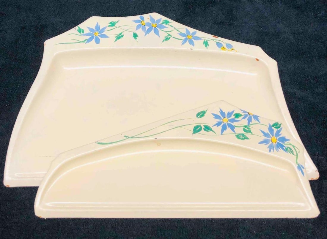 Vintage Tin Crumb Dustpan Set: This lot contains a Vintage Tin Crumb Dustpan Set. The larger dustpan is approx 6 1/4" x 9 1/2" x 3/4" and together they weigh about 0.5lbs. Overall the dustpans are in good used condition with s