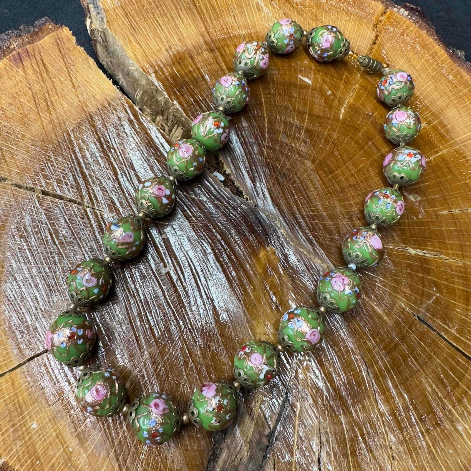 Murano Venetian Lamp Work Glass Fiorato Green Round Bead Beaded Necklace Floral A25: Murano Venetian Lamp Work Glass Fiorato Green Round Bead Beaded Necklace Floral A25. Necklace with green colored glass beads with beautiful hand painted floral designs on each. The necklace feature pi