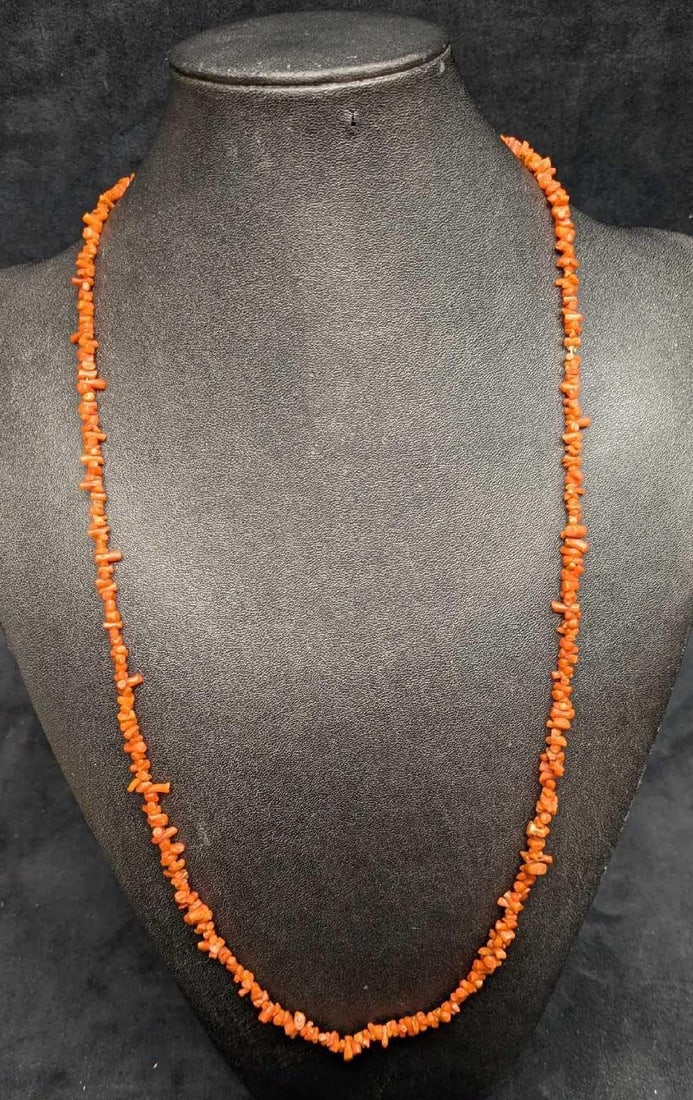 Vintage 31" Coral Beads Necklace RTC15: Vintage 31" Coral Beads Necklace RTC15. This is approx 16" and it weighs 0.04lb. The maker and date of creation is unknown. 