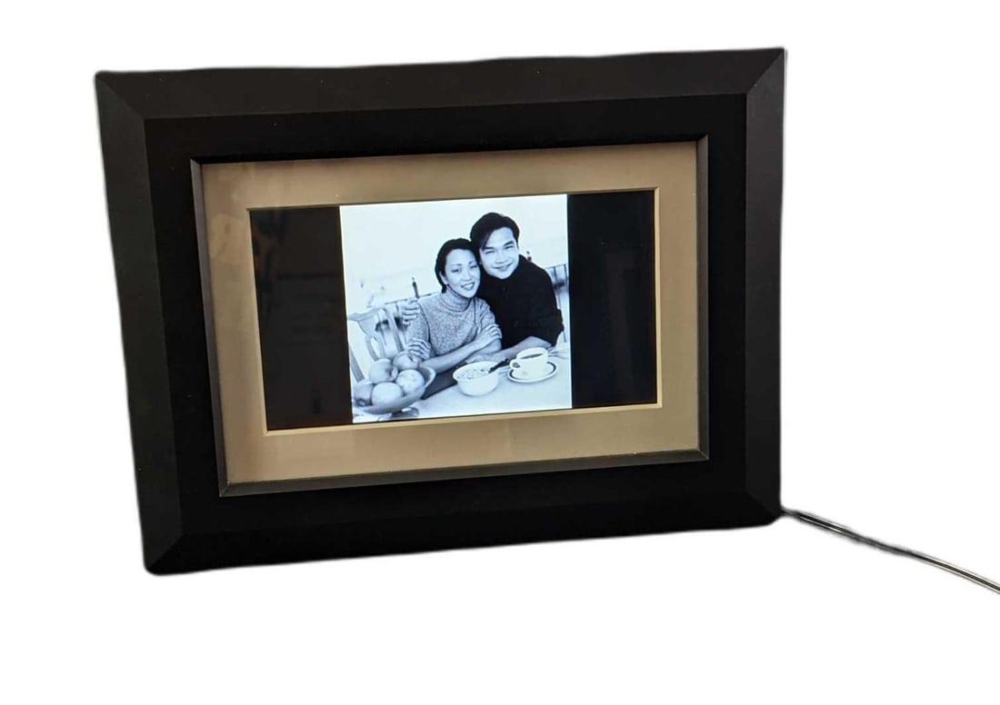 Optimus 7- Inch Digital Photo Frame: 7" LCD screen displays your photos with sharp, crisp detail. 4-in-1 card reader so you can pop in your SD, MMC, Memory Stick, or xD memory card. The contemporary real-wood frame has a stylish bla