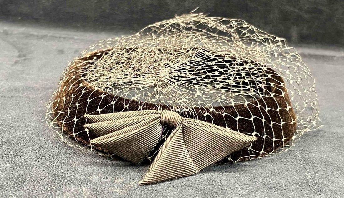 Women's Vintage Black Hat With Veil: This lot contains a Women's Vintage Black Hat With Veil. It is approx 7" x 6" x 1". Total weight is 1.1lbs. Overall the hat is in good pre owned condition with minor wear from aging use over time. Ple