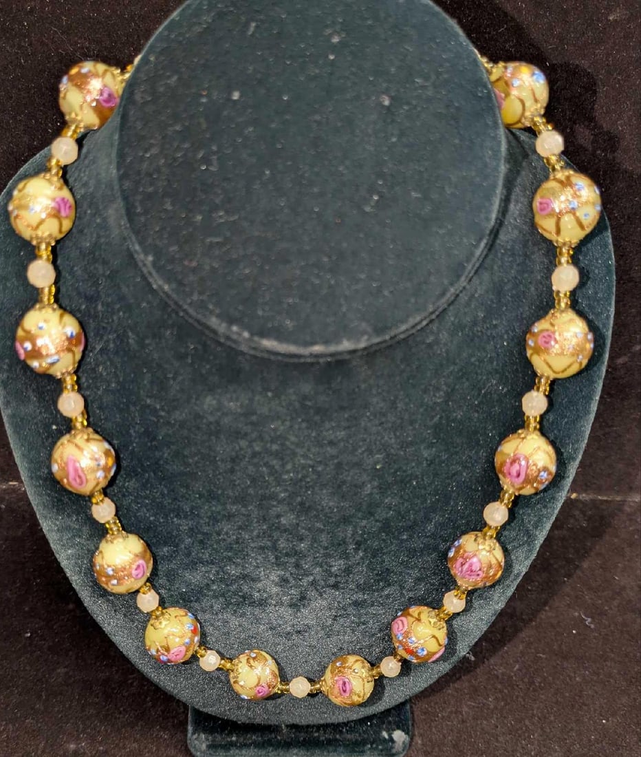 Vintage Italian Murano Yellow And Gold Art Glass Bead Necklace MMMM: Vintage Italian Murano Yellow And Gold Art Glass Bead Necklace MMMM. Glass beads with hand painted designs. Is approx 20" and it weighs 0.15b.