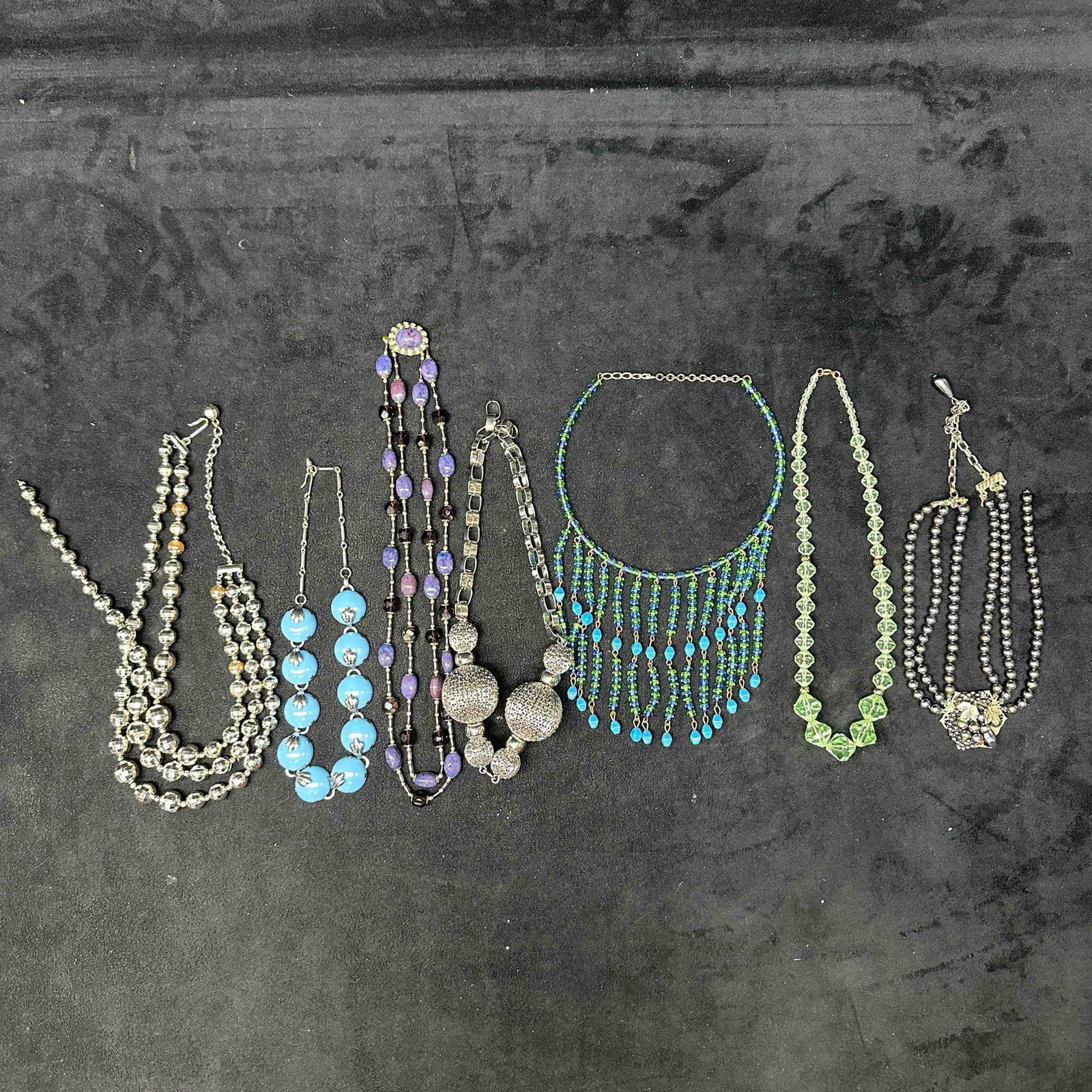 Necklace Costume Jewelry Various Lot of Necklaces F21: Seven necklaces included in this set, with some made of plastic, glass, and metal beads and faux pearl accents. Two necklaces have broken strands. These items are in good pre-owned, previously display