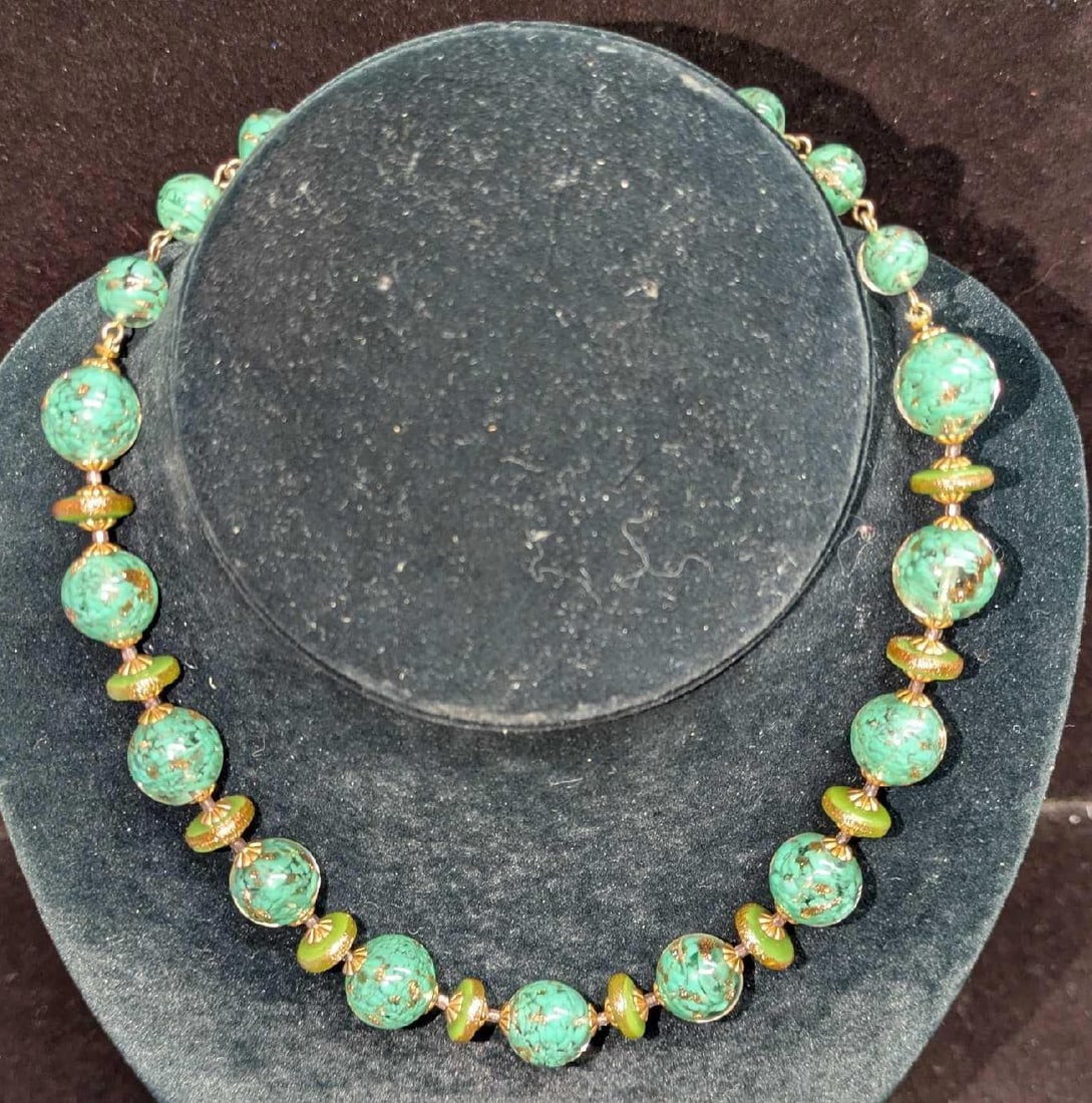 Vintage Italian Murano Green And Gold Art Glass Bead Necklace GGG: Vintage Italian Murano Green And Gold Art Glass Bead Necklace GGG. Glass beads with hand painted designs. Is approx 16" and it weighs 0.09lb.