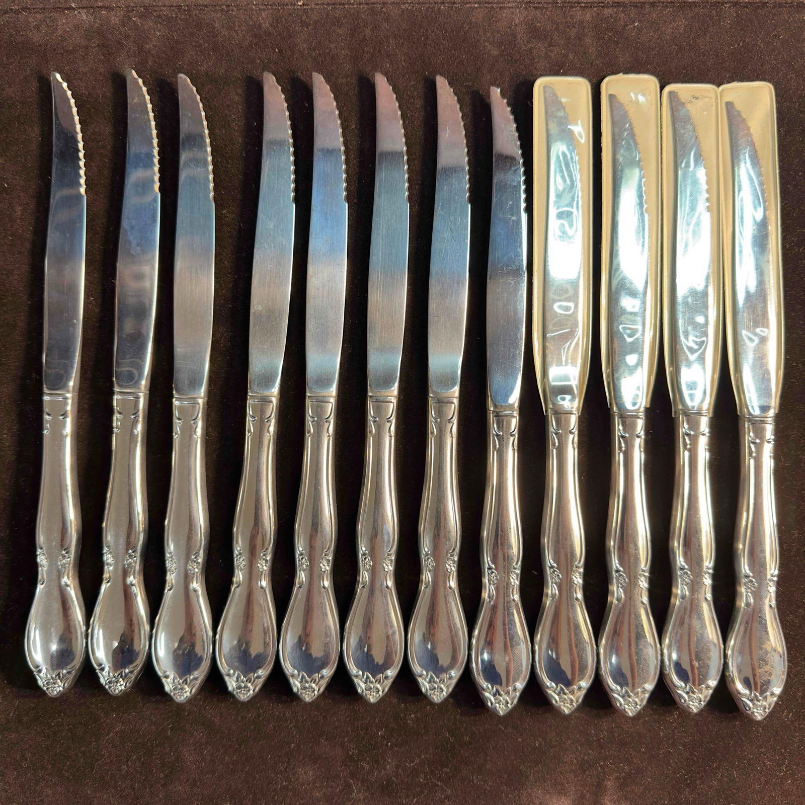 Oneida Celebrity Dinner Knives Floral Design Kitchen Steak Knife Set of 12 Twelve (1 of 7)