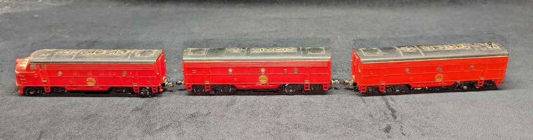 Athearn HO Chicago Great Western Locomotive & Passenger Cars (1 of 8)