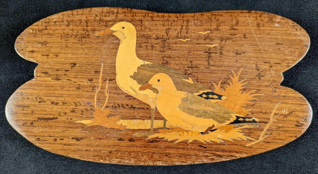 Vintage Seagull Family Inlaid Wall Plaque: Vintage Seagull Family Inlaid Wall Plaque. Is approx 12" x 1/4" x 6" and it weighs 0.86lb. The wall plaque is in a good, vintage condition with some surface scratches.