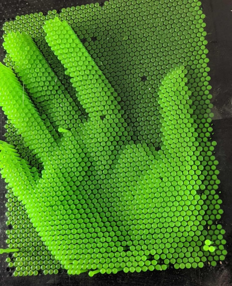 3D Pin Art Board Green: The multiple pins shape really nicely around whatever you place on the opposite end. Looks like a quick snapshot of your creativeness. Simply push the pins back and your canvas is ready again for