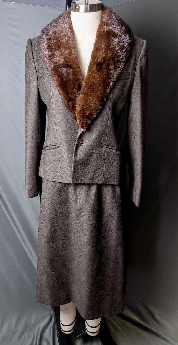 Vintage Women's Wool Suite Set Suite Jacket and Skirt: Vintage Women's Wool Suite Set Suite Jacket and Skirt This suite set is in great condition. The brand of the suite is Manchester Suite Makers. The tag on the color shows the suite is from Rizik&#