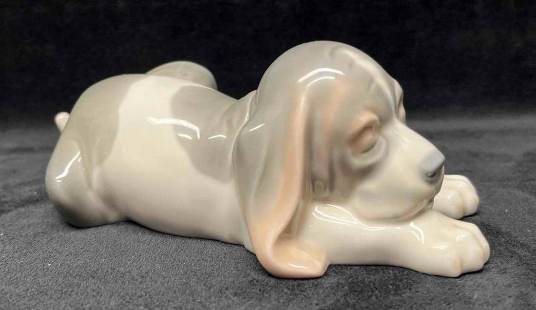 Vintage Lladro Porcelain Sleepy Pup Beagle Puppy #1072: This lot contains a Vintage Lladro Porcelain "Sleepy Pup" Beagle Puppy #1072. Hand made in Spain. It is approx 7" x 3 1/2" x 2 1/4". Total weight is 0.6lbs. Overall the Vintage Lladro is in good