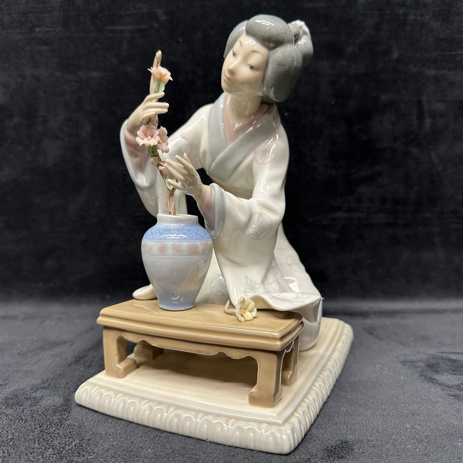Geisha Arranging Flowers Porcelain Sculpture Lladro Japanese Girl 4840 (1 of 6)