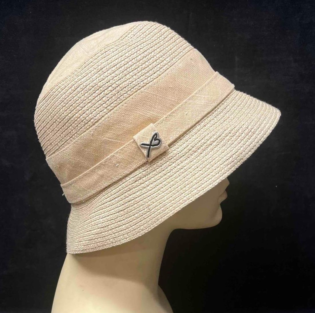Womens Tan Betmar New York Hat: This lot contains a Womens Tan Betmar New York Hat. It is approx. 8 1/2" x 12 1/2". Total weight is 4oz. Overall the Betmar New York hat is in good pre owned condition with no noticeable flaws. Please
