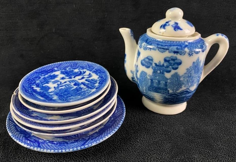 Occupied Japan Blue Willow Child's Teapot & Plates (1 of 8)