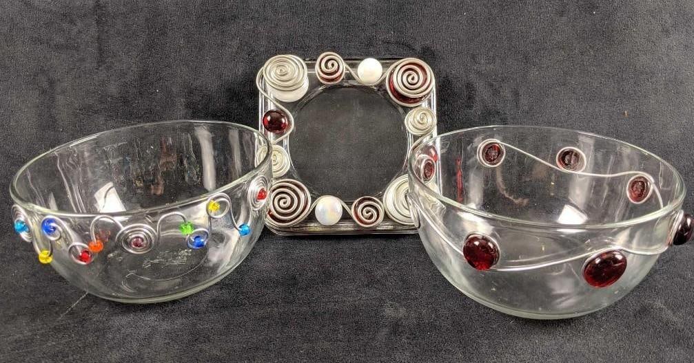 Unique Glass Coaster And Bowl Set: Unique Glass Coaster And Bowl Set.Very a unique glass and metal bowl and coaster set. Bowls are perfect for parties and events. The bowls measures approx 6" x 6" x 3" and the coaster is 4 3/4" x 4 3/4