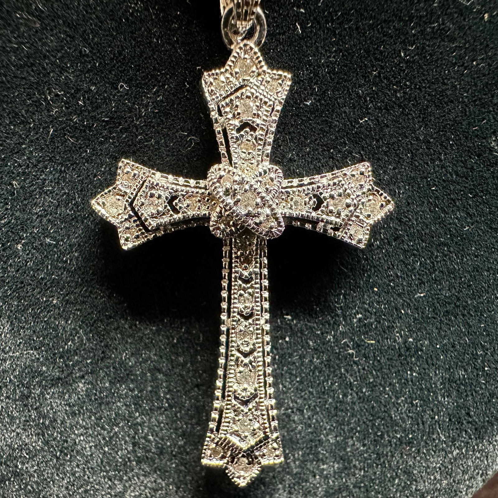 Diamond Accented Crucifix Cross Sterling Silver Necklace Italy Popcorn Chain: This item is in good pre-owned, previously used/displayed condition with noticeable light wear and surface scratches. Please reference all photos for full details. This piece of jewelry has been teste