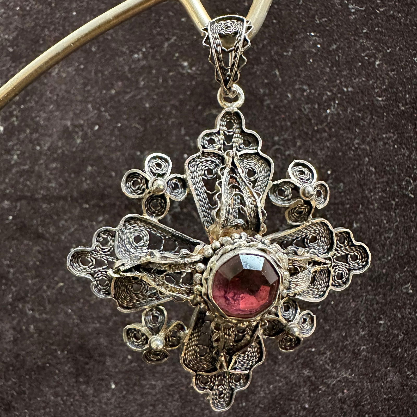 Filigree Silverwork ornate Floral Like Design with Purple Glass Accent Silver Pendant N99: This item is in good pre-owned, previously used/displayed condition with noticeable light wear and surface scratches. Please reference all photos for full details. This piece of jewelry has been teste