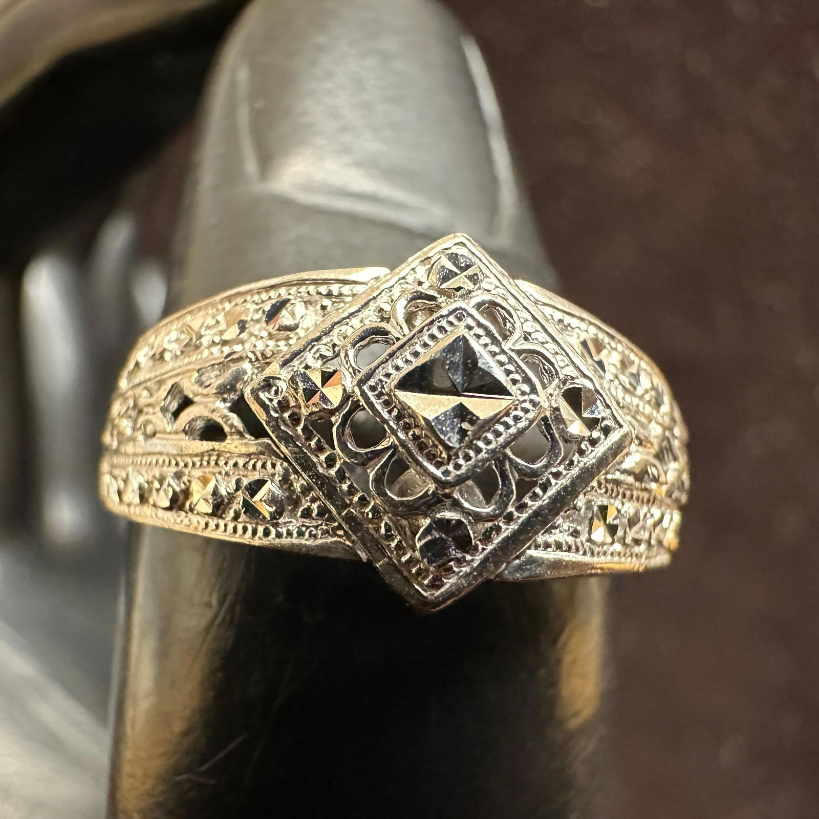 Diamond Cut Design 10K White Gold Fine Ring Size 7 (1 of 10)