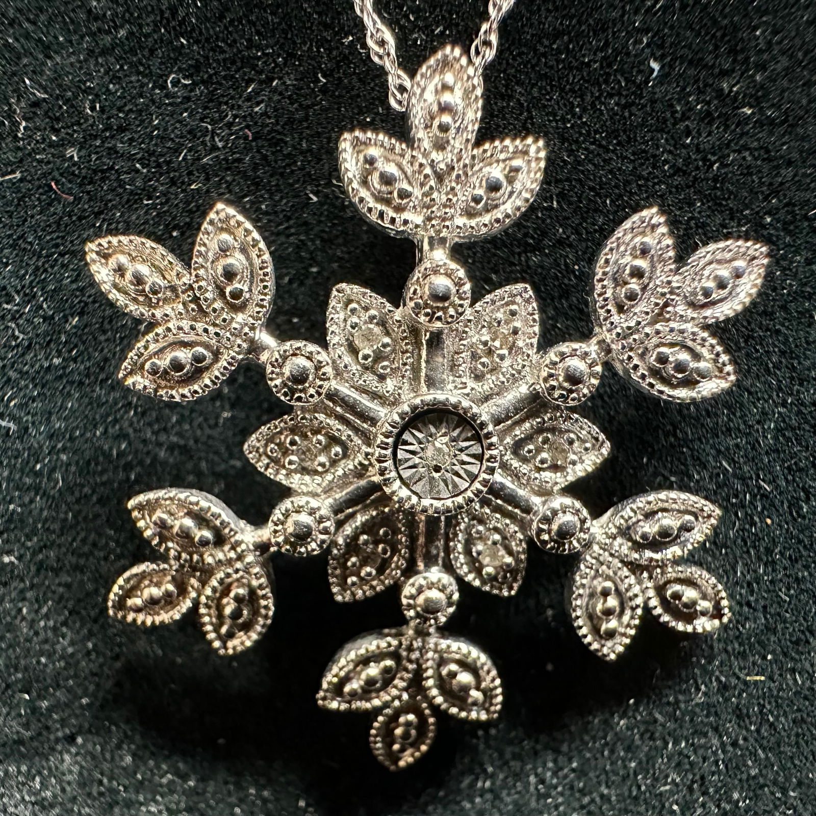 925 Sterling Silver Accent Diamond Snowflake Necklace N83: This item is in good pre-owned, previously used/displayed condition with noticeable light wear and surface scratches. Please reference all photos for full details. This piece of jewelry has been teste