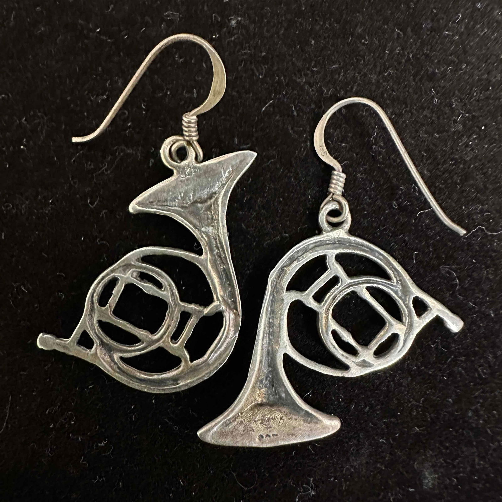 Sterling 925 French Horn Musical Music Instruments Earrings G19: This item is in good pre-owned, previously used/displayed condition with noticeable light wear, and surface scratches. Please reference all photos for full details. This piece of jewelry has been test