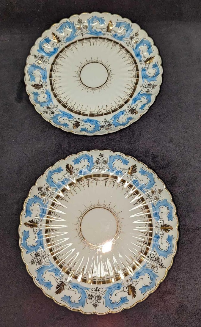 2 Vintage Mary and Gutherz Carlsbad Decorative Plates: 2 Vintage Mary and Gutherz Carlsbad Decorative Plates. Each has gold and blue colors. Both plates are approx 8" x 8" x 1 1/8" and the total weight is 1.27lb. There is some wear and color loss on the p