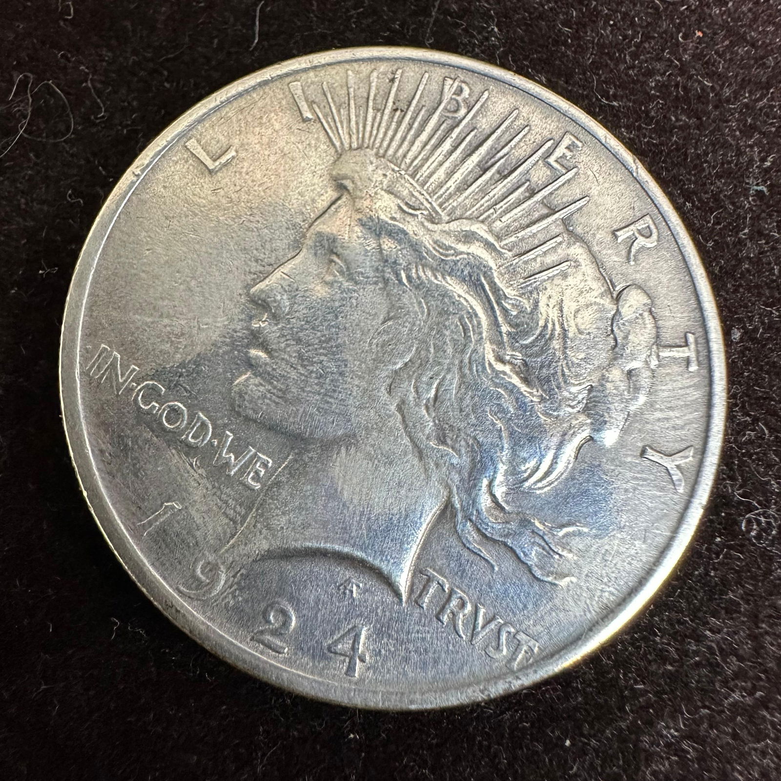 1924 Peace Dollar P Mint Silver Coin (1 of 4)