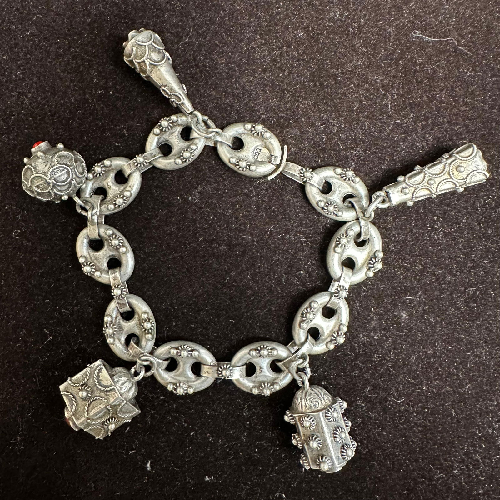 Red Coral Black Onyx Carnelian Silver 800 Mariner Chain Bracelet K77: This item is in good pre-owned, previously used/displayed condition with noticeable light wear and surface scratches. Please reference all photos for full details. This piece of jewelry has been teste