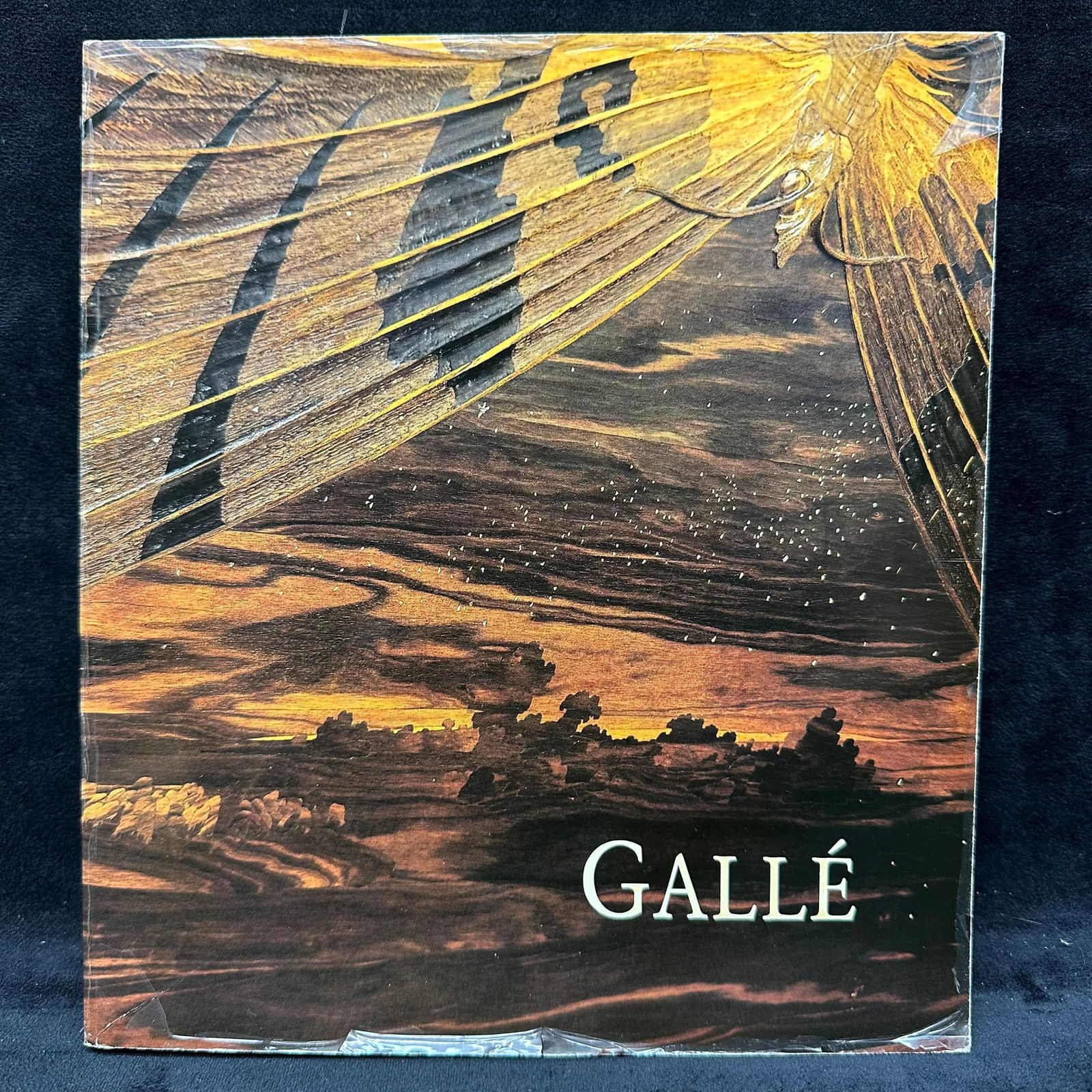 Emile Galle Exhibition Catalog Musee d’Orsay Paris 1985 Reference Book: Softcover exhibition catalog devoted to the work of Emile Galle, published in conjunction with a museum exhibition in Paris. Features photographic plates and scholarly text highlighting Galle’s glas