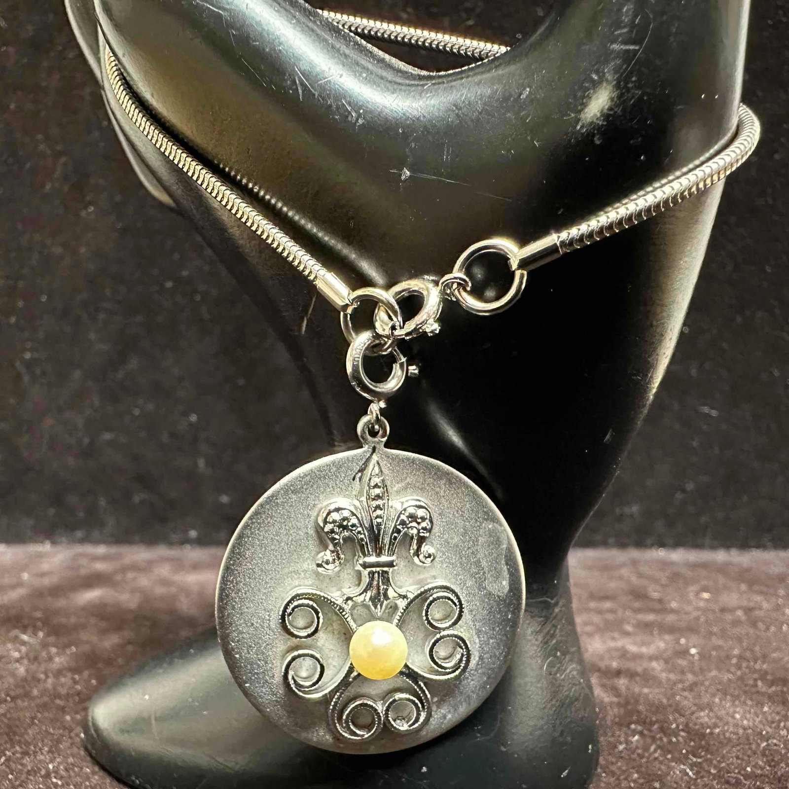 Sterling Silver Fleur-De-Lis Fresh Water Pearl Accent Charm Bracelet H45: This item is in good pre-owned, previously used/displayed condition with noticeable light wear, and surface scratches. Please reference all photos for full details. This piece of jewelry has been test