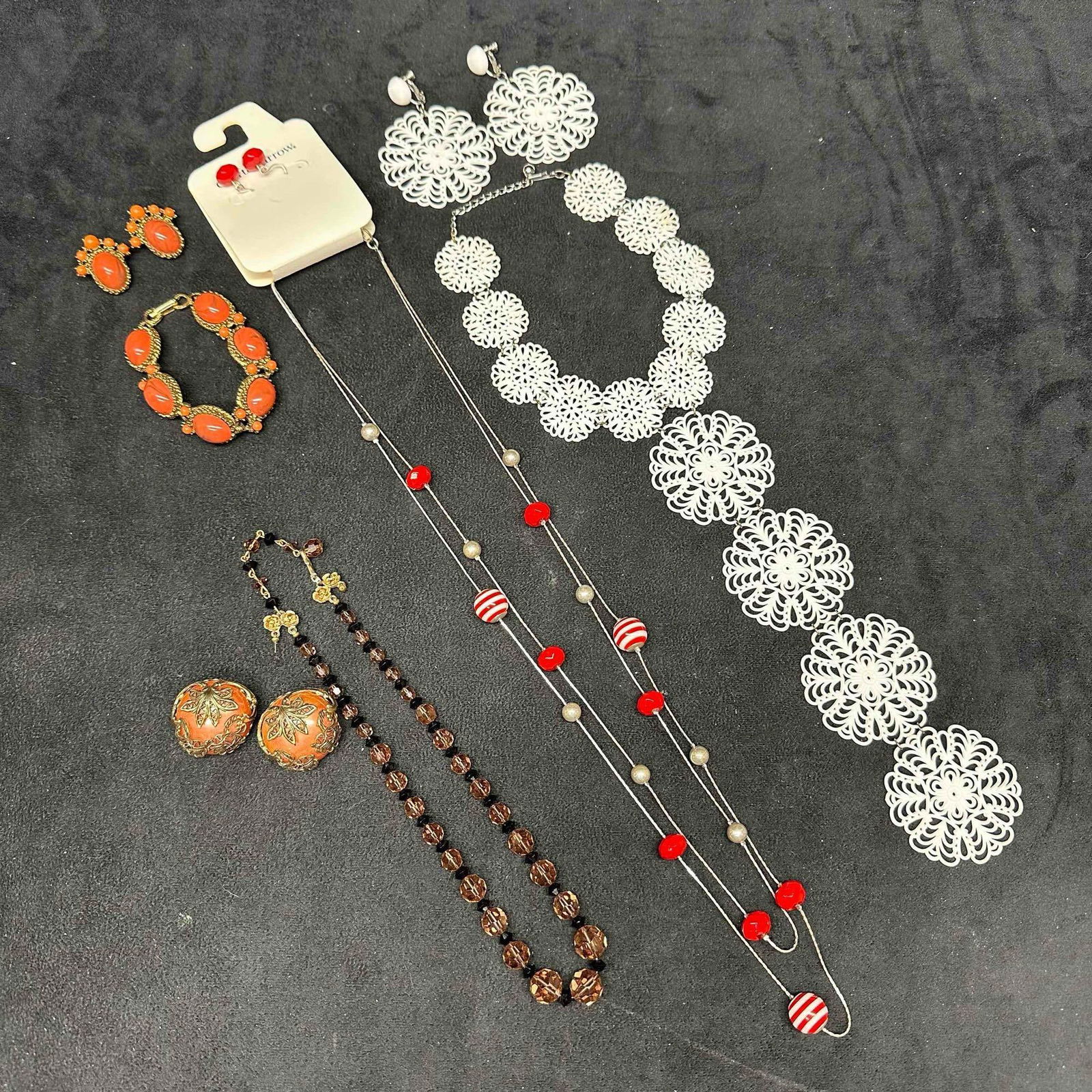 Assorted Costume Jewelry Lot Necklace Bracelets Earrings Set J18 (1 of 7)