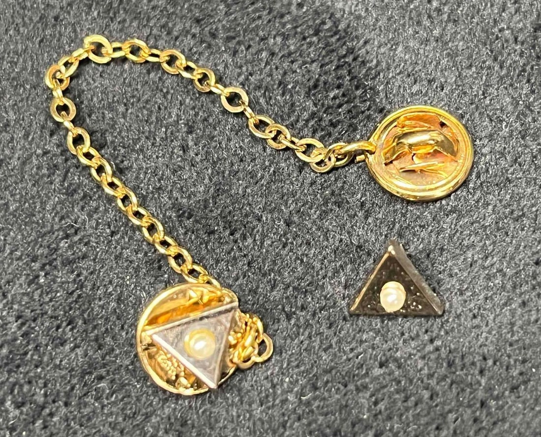 Tie Bar Chain Mens Wear: This lot contains a Tie Bar Chain Mens Wear. Total weight is less than 1 gram. It is approx 3 3/4" x 1/4" x 1/4". Overall the Mens wear tie bar chain is in good used condition with some normal wear co