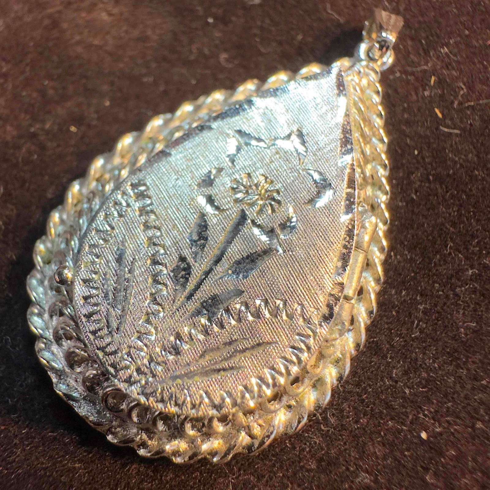 Vintage Sterling Silver Floral Flower Engraved Locket Pendant (1 of 10)