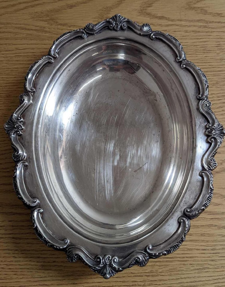 Vintage Silverplated Oval Serving Bowl: Vintage Silverplated Oval Serving Bowl. Is approx 11 1/2" x 9 1/2" x 1 1/2" and it weighs 1.59lb. Has a unicorn/dragon marking, so it may be by the Friedman Silver Co. The bowl has some scratches and