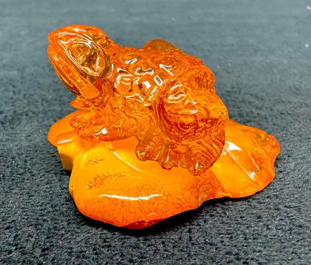 Beautiful Honey Amber Frog Statue: This piece of jewelry has been tested and researched prior to listing. Please view all our pictures they are part of our description. DETAILS: Metal - none Color - Amber Stones - Amber Hallmarks - no