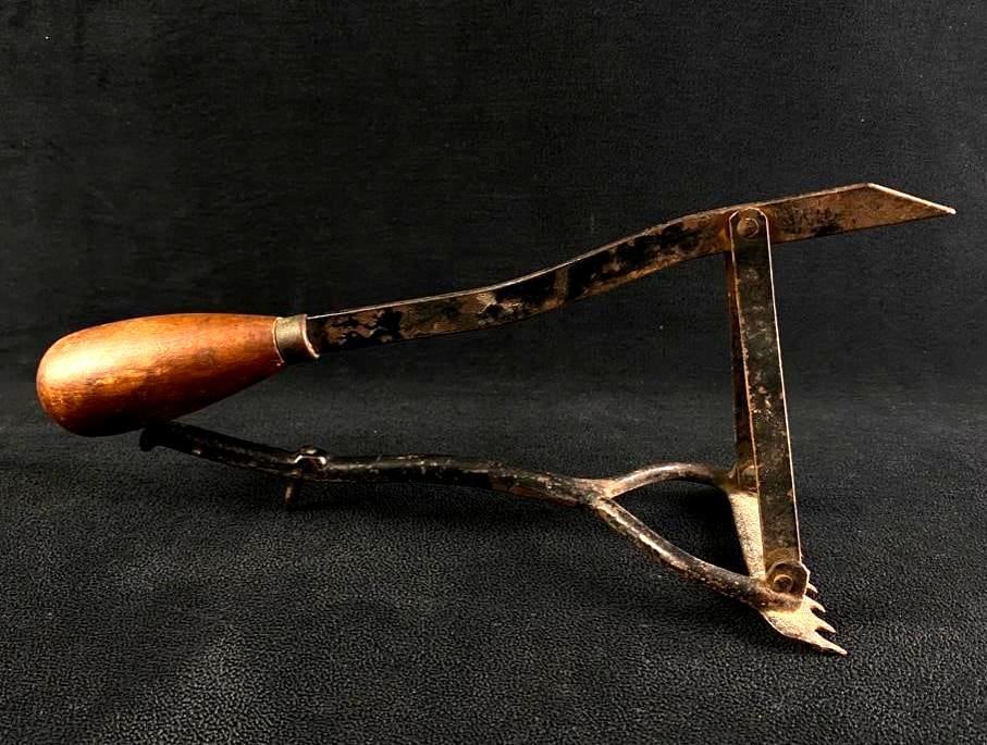 Late 1800s Carpet Stretcher: Late 1800s Carpet Stretcher Antique carpet stretching tool. Used by craftsmen to tension the carpet before tacking it down by the well, to prevent the carpet from wrinkling over time. This is a