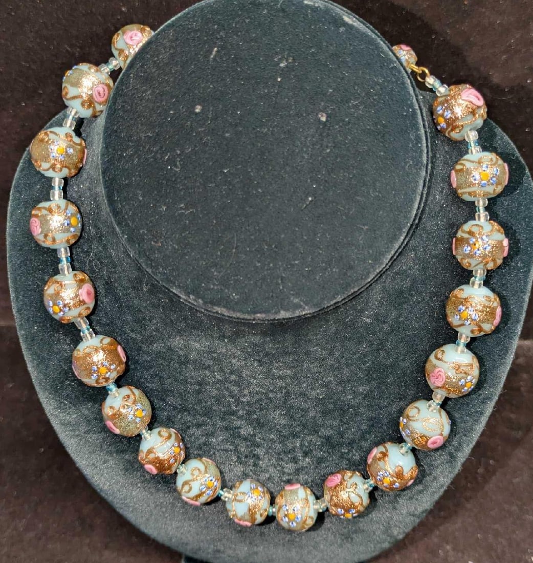 Vintage Italian Murano Blue And Gold Art Glass Bead Necklace DDDD: Vintage Italian Murano Blue And Gold Art Glass Bead Necklace DDDD. Glass beads with hand painted designs. Is approx 18" and it weighs 0.16b.