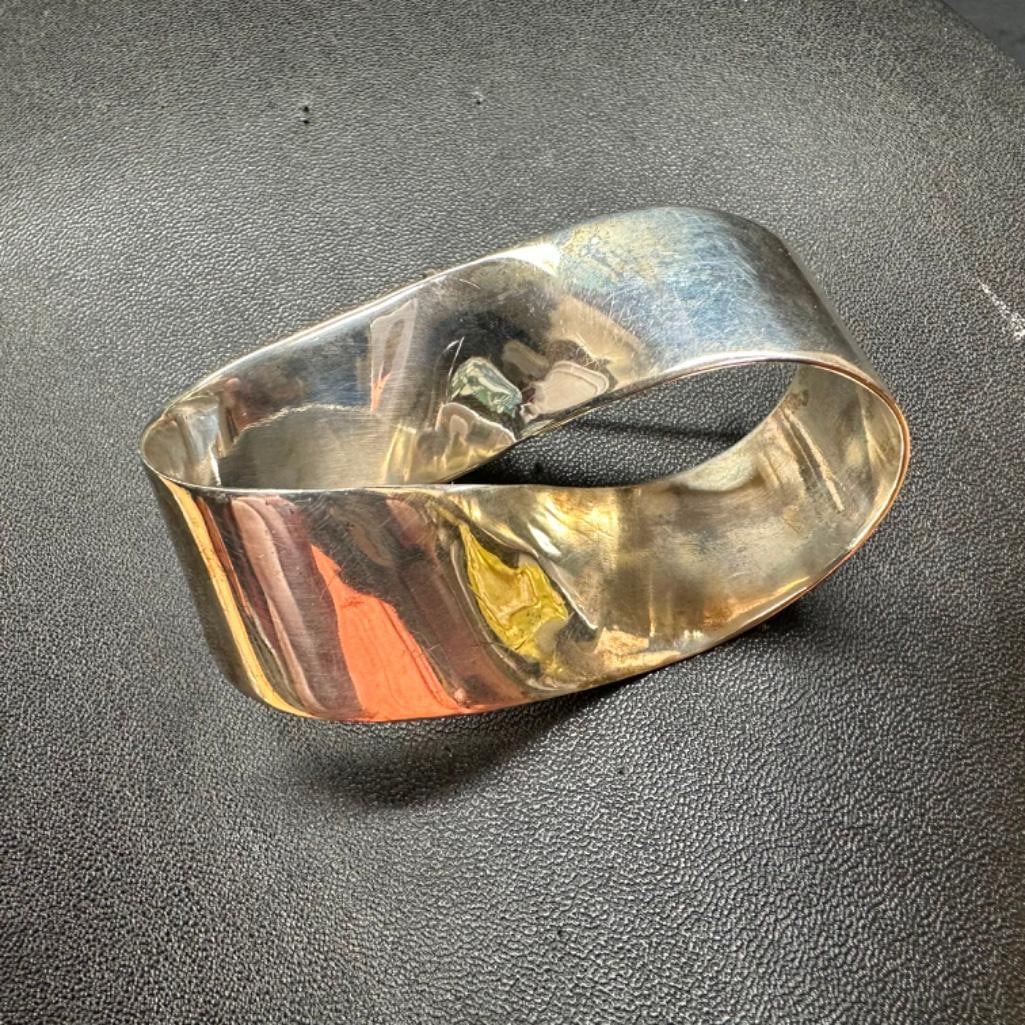 Sterling Silver Loop Design Brooch: This piece of jewelry has been tested and researched prior to listing. Please view all our pictures they are part of our description. DETAILS: Metal - Sterling SilverColor - SilverStones -