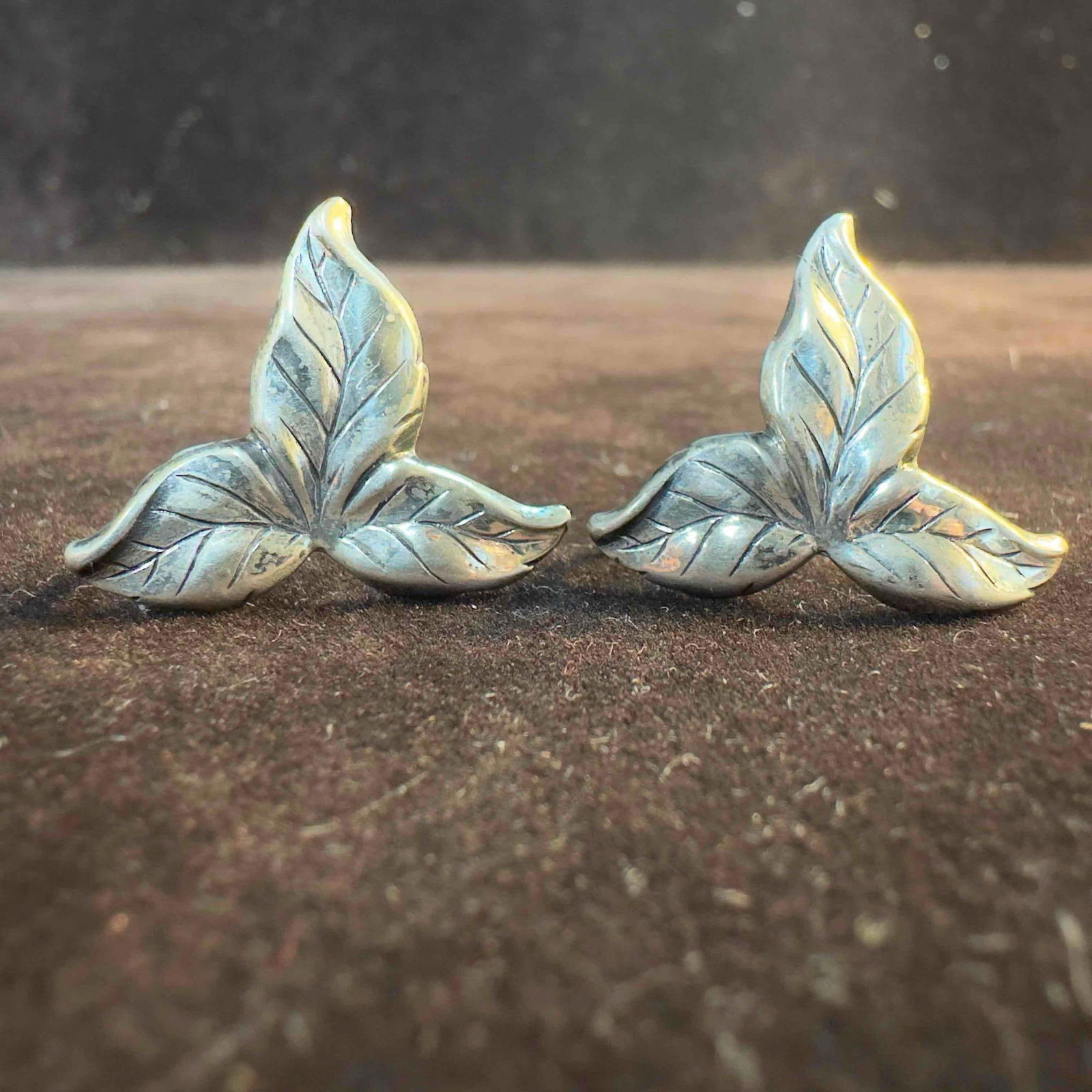 Danecraft Sterling Silver Leaf Screw Back Earrings B86: This item is in good pre-owned, previously used/displayed condition with noticeable light wear, and surface scratches. Please reference all photos for full details. This piece of jewelry has been