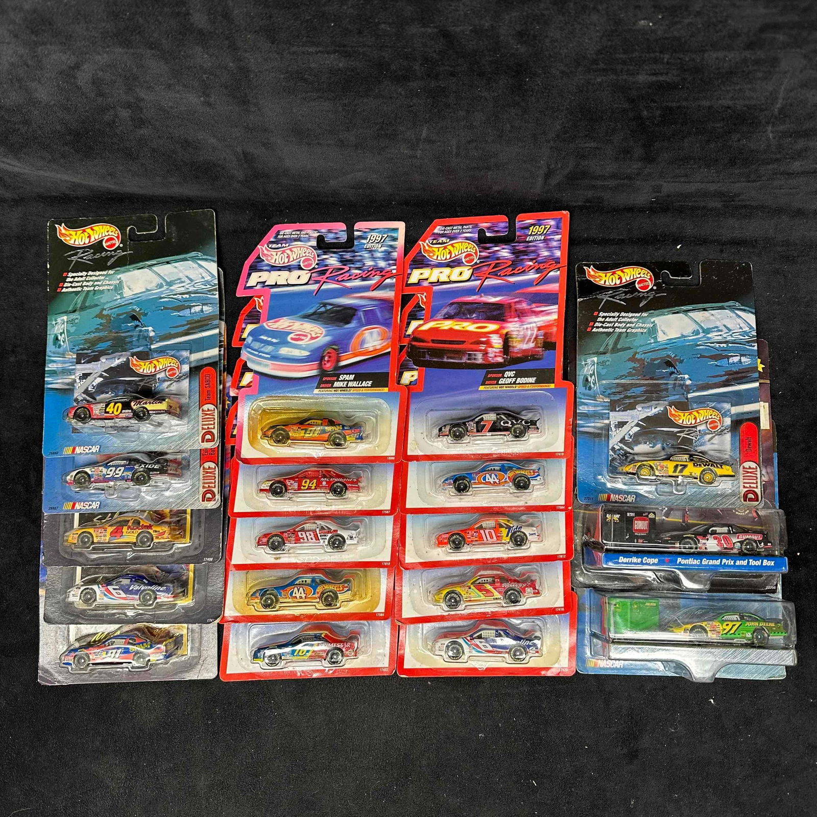Hot Wheels Pro Racing Die Cast 1:64 NASCAR Stock Cars Set Eighteen 18 Vehicles: Hot Wheels Pro Racing Die Cast 1:64 NASCAR Stock Cars Set Eighteen 18 Vehicles. Various collection of NASCAR Hotwheels stock car collectibles featuring eighteen (18) 1:64 die cast cars. Several differ