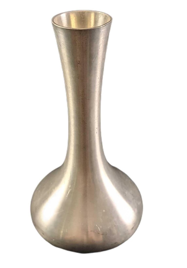 Vintage Selangor 7" Pewter Vase: Vintage Selangor 7" Pewter Vase. Is approx 4" x 4" x 7" and it weighs 1.20lb. The vase is in a good, vintage condition with some markings and scratches. Please see the images as they are part of the d