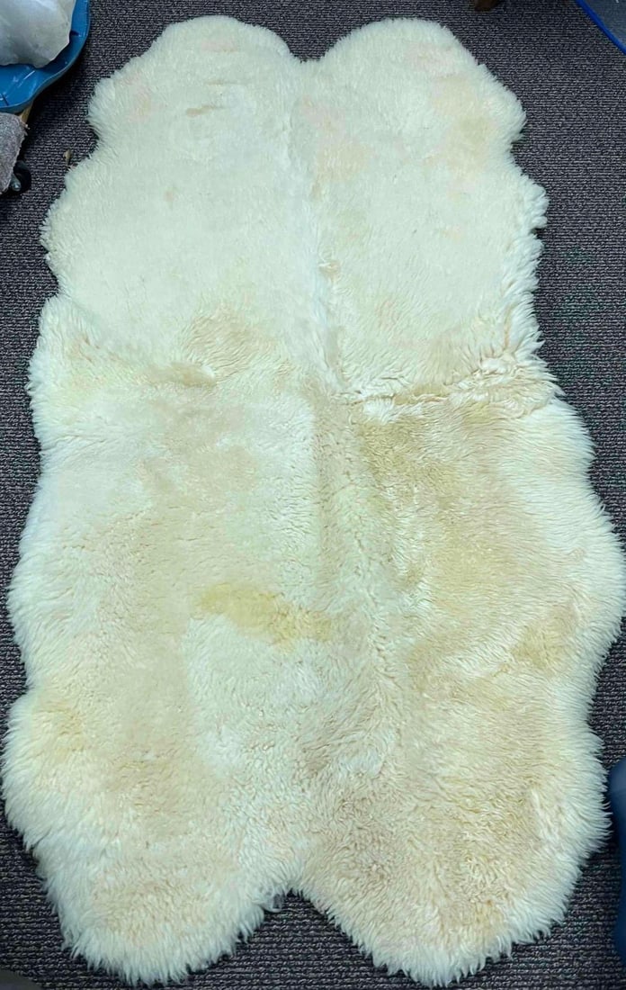 Alpaca Wool Rug Vintage Ivory Wool Rug: Alpaca Wool Rug Vintage Wool Rug Pictured is what we know to be an Alpaca wool rug. It is lined on the bottom with a white velvet-like lining on the bottom side of the rug. This rug is lightly used.