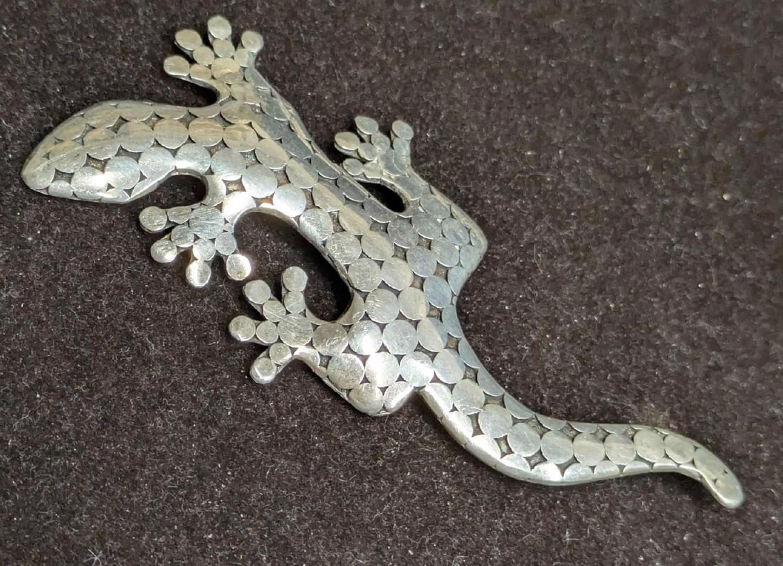 Vintage Sterling Gecko Lizard Dot Pin Brooch: Vintage Sterling Gecko Lizard Dot Pin Brooch. This fine piece of vintage jewelry has been tested and researched to the best of our knowledge .Please view all pictures as they are part of our