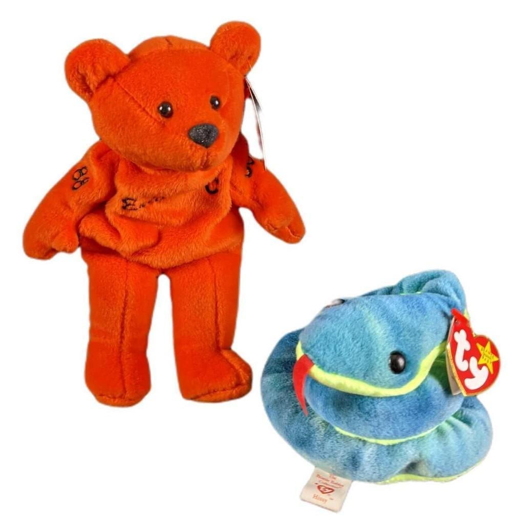 Beanie Baby Hissy Snake And Bammers Eric Lindros: This lot includes: (1) Beanie Baby Hissy 5th Generation Tag. Is approx 19" long.(1) Salvino's Bammers. Eric Lindros. Is approx 7" x 3" x 9". The total weight is 0.55lb. Both bean