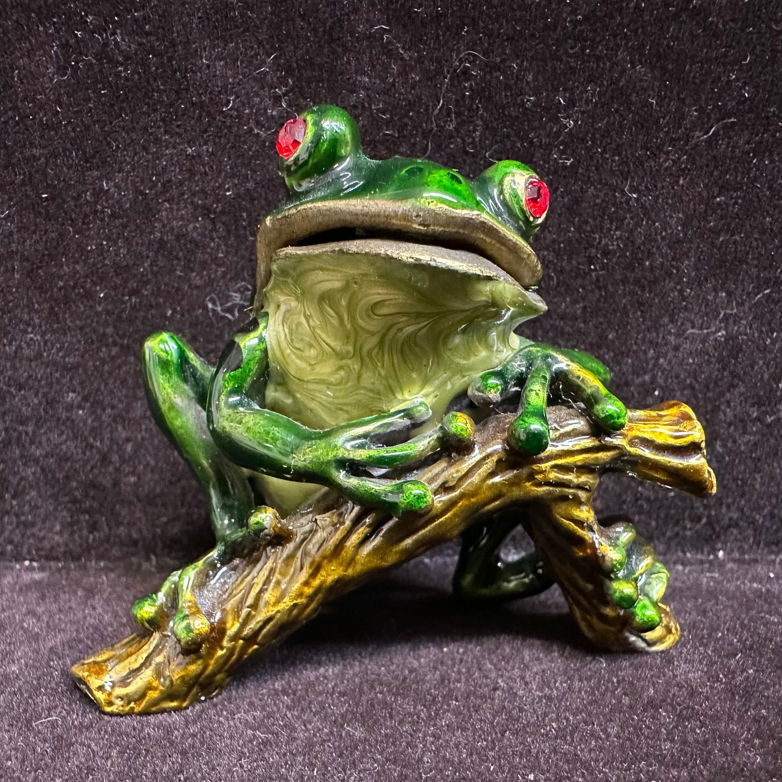 Enamel Green Tree Frog Trinket Box Hinged with Magnetic Closure (1 of 7)