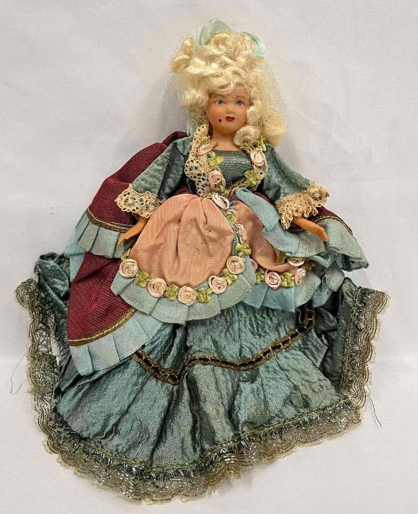 Vintage Marie Antoinette Style Doll: Vintage Marie Antoinette Style Doll. This lot contains a Vintage Marie Antoinette Style Doll. The doll is approx 6 3/4" x 4" x 1 1/4". Total weight is approx 1.6oz. Overall the Vintage Doll is in