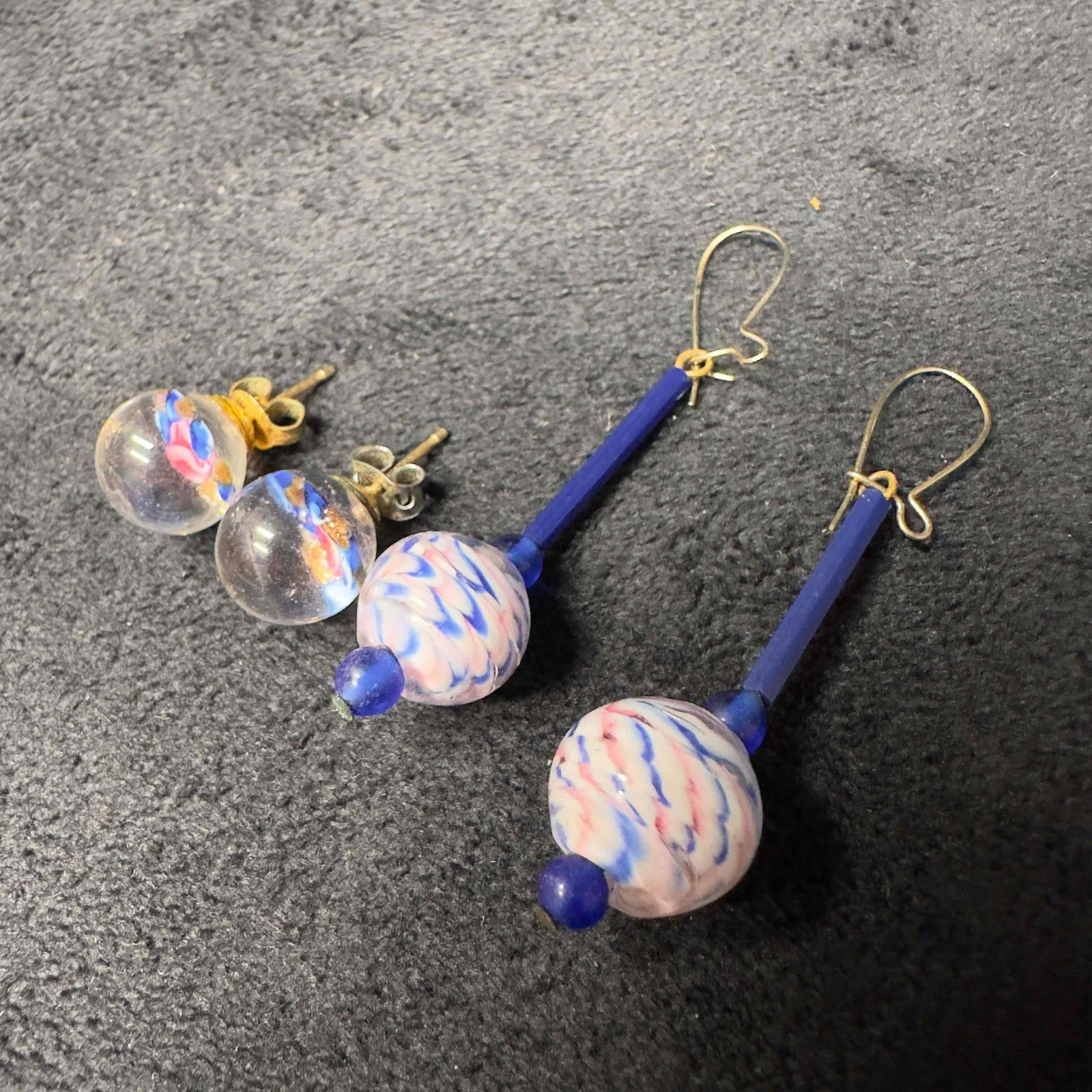 Murano Venetian Art Glass Lamp Work White Blue Floral Accents Dangle Earrings Set I5: Murano Venetian Art Glass Lamp Work White Blue Floral Accents Dangle Earrings Set I5. Earrings with multi colored glass beads with beautiful hand painted designs on each. One set of earrings feature
