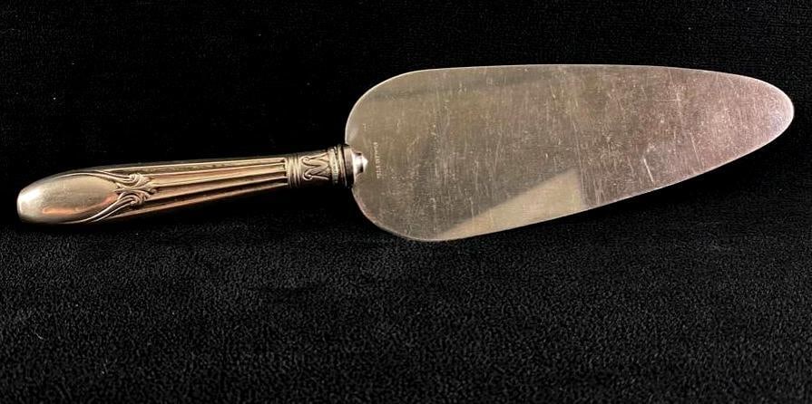 Art Deco Sterling Handle Cake Server: Art Deco Sterling Handle Cake Server Cake server with stainless blade and sterling silver handle from unknown manufacturer. Great art deco designs on the handle. Approximate size: Approximate