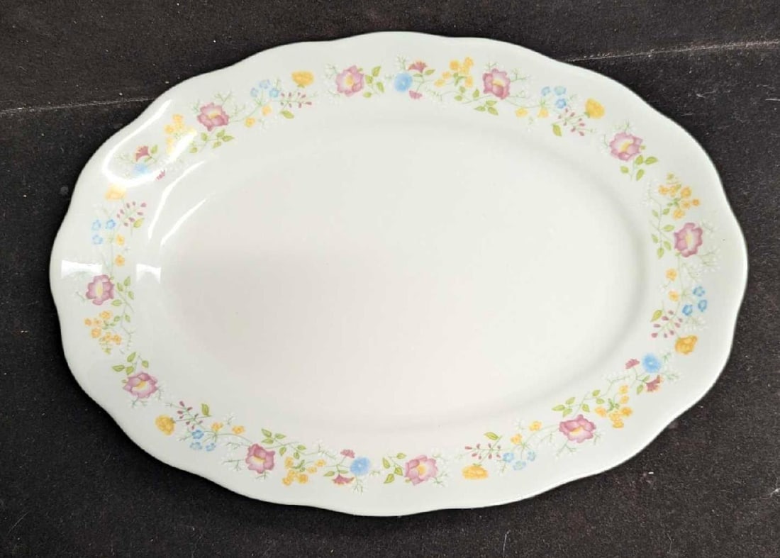 Vintage Polish Favolina Fine China 13" Serving Platter: Vintage Polish Favolina Fine China 13" Serving Platter. Floral Pattern. This is approx 1 1/2" x 13 1/4" x 9 1/2" and it weighs 2.17lbs. Has light scratches on the top,