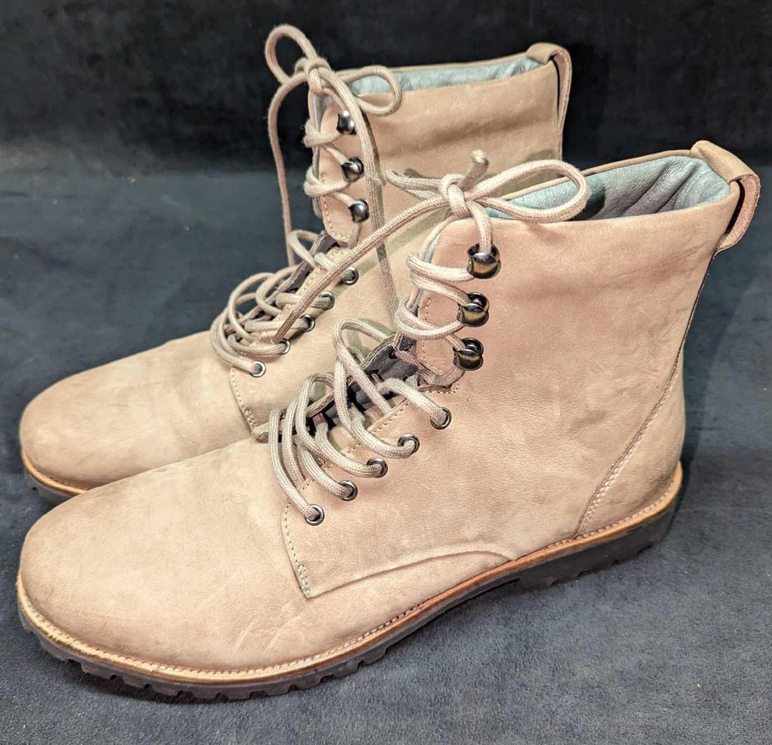 Men's Size 12 Blackstone Logan Boots: Men's Size 12 Blackstone Logan Boots. The boots have a leather finish and a hard-wearing rubber sole. Each boot is approx 4 1/2" x 12 3/4" x 7 1/2" and the total weight is 3.22 lbs. The