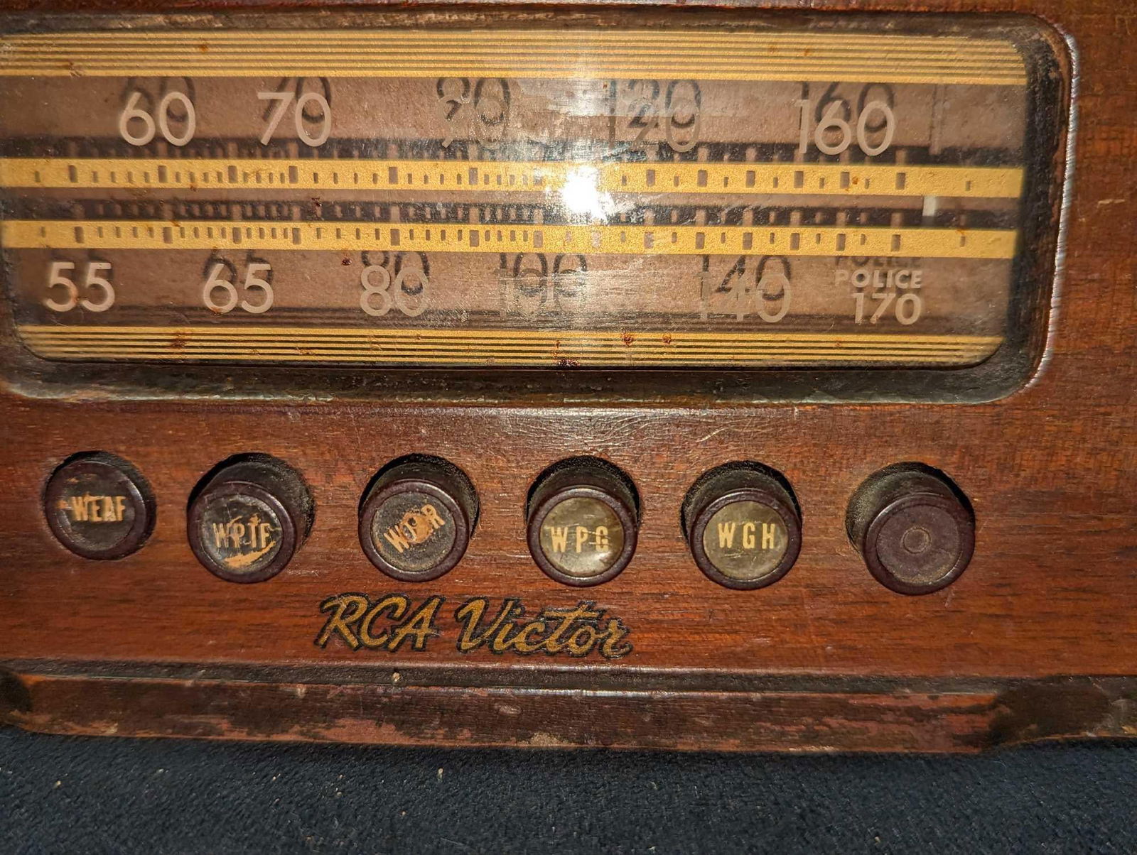 Vintage RCA Victor Tube Radio - 2